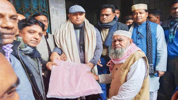 তাহিরপুরে শীতার্তদের মধ্যে কম্বল বিতরণ