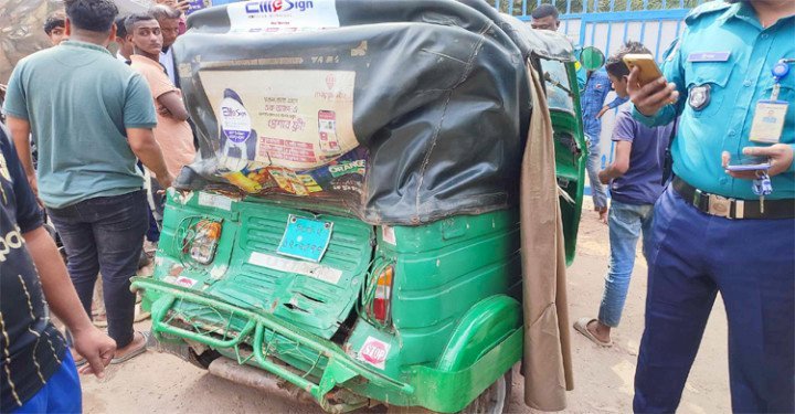 সিলেটে বাসের ধাক্কায় অটোরিকশার ১০ যাত্রী আহত