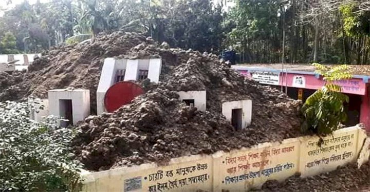 ময়লা আর আবর্জনার স্তূপে ঢাকা শহীদ মিনার