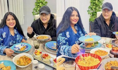 নিউইয়র্কে ফেরদৌসকে নিজ হাতে আপ্যায়ন মৌসুমীর