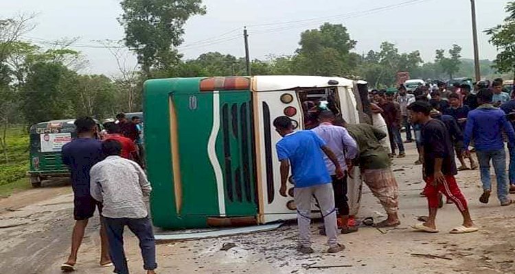 সিলেটে টুরিস্ট বাস উল্টে অর্ধশত পর্যটক আহত