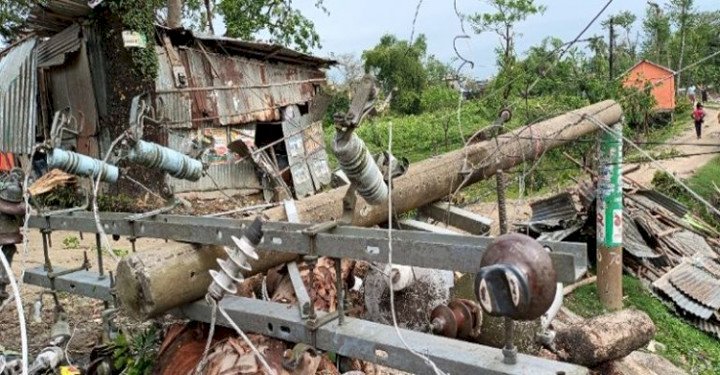সুনামগঞ্জে খোলা আকাশের নিচে হাজারো মানুষ