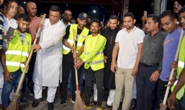 ঝাড়ু হাতে রাস্তা পরিষ্কার করলেন তামিম ইকবাল