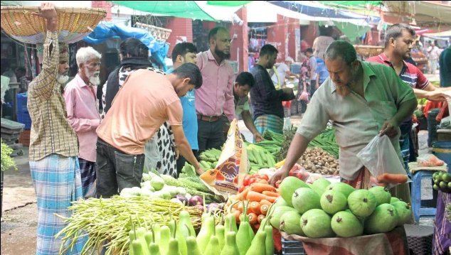 মাছ-মাংস-ডিমের দাম চড়া, স্বস্তি নেই সবজির বাজারেও