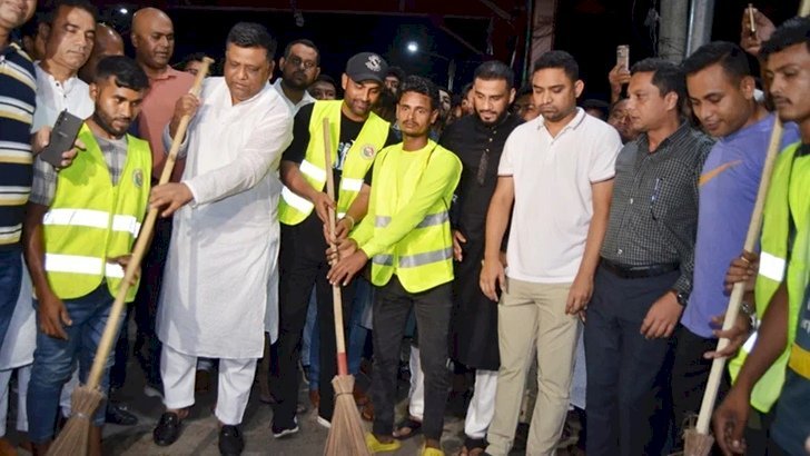 ঝাড়ু হাতে রাস্তা পরিষ্কার করলেন তামিম ইকবাল