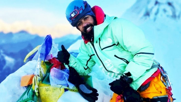 পঞ্চম বাংলাদেশি হিসেবে এভারেস্ট জয় করলেন বাবর আলী