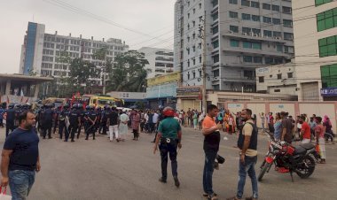 গাজীপুরে বকেয়া বেতনের দাবিতে মহাসড়ক অবরোধ