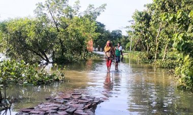 বিশুদ্ধ পানির চরম সংকটে বন্যাকবলিত এলাকার মানুষ