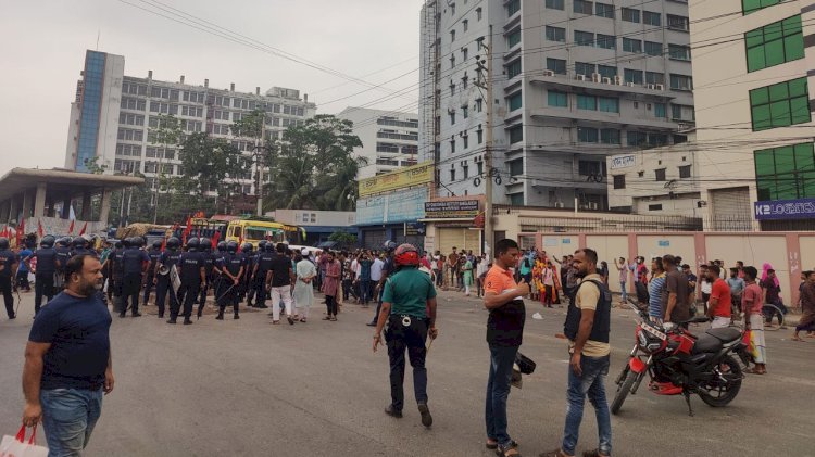 গাজীপুরে বকেয়া বেতনের দাবিতে মহাসড়ক অবরোধ
