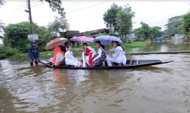 সুনামগঞ্জে সড়কে পানি, নৌকায় কেন্দ্রে গেলেন এইচএসসি পরীক্ষার্থীরা