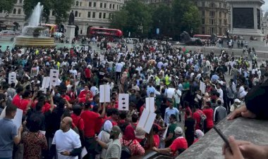 লন্ডনে ট্রাফালগার স্কোয়ারে বাংলাদেশিদের বিক্ষোভ