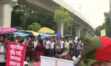 চাকরিতে প্রবেশের বয়সসীমা ৩৫ করার দাবিতে শাহবাগ অবরোধ