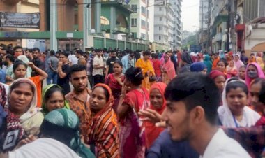 বেতন আদায়ের দাবিতে সড়কে পোশাক শ্রমিকদের অবস্থান