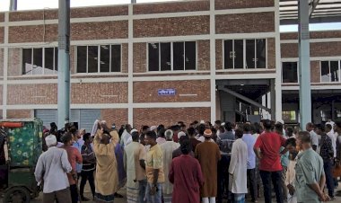 হাসিনা ও তার পরিবারের প্লট বাতিলের দাবিতে রাজউক কার্যালয় ঘেরাও
