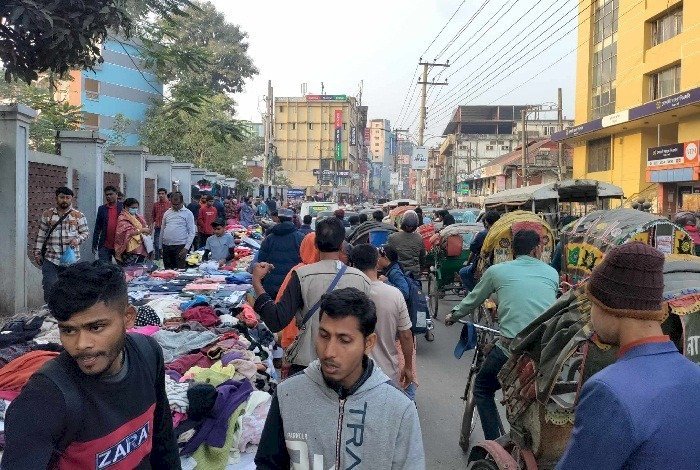 হার্ডলাইনে প্রশাসন, রোববার থেকে ফুটপাত ও সড়কে বসতে পারবে না হকাররা