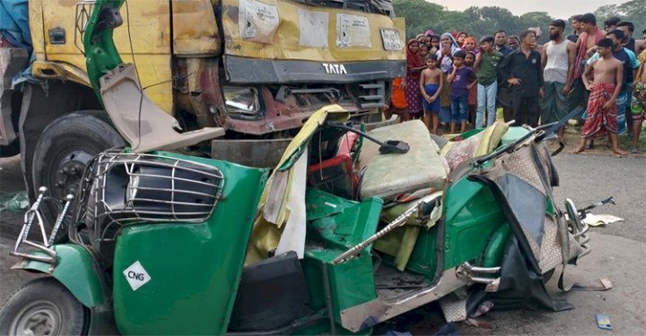 ট্রাকচাপায় প্রাণ গেল সিএনজির ৬ যাত্রীর