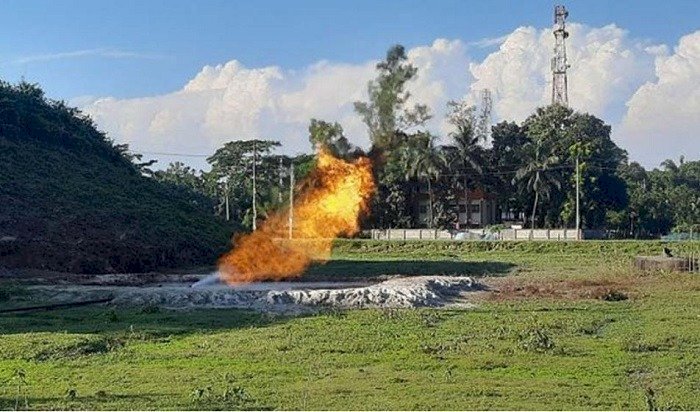 সিলেটে গ্যাস খুঁজতে গিয়ে তেলের সন্ধান
