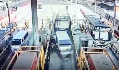 টোল প্লাজায় দাঁড়িয়ে থাকা তিন গাড়িকে বেপরোয়া বাসের ধাক্কা, নিহত ৫