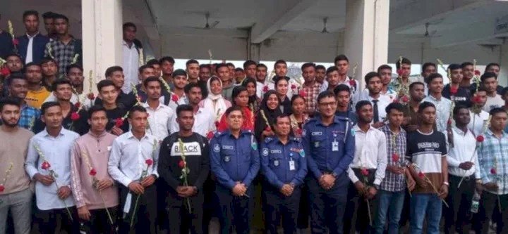 ১২০ টাকায় পুলিশে চাকরি ৭২ তরুণ-তরুণীর