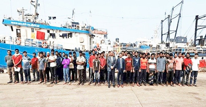 দেশে ফিরলেন ভারত থেকে মুক্তি পাওয়া ৯০ জেলে ও নাবিক