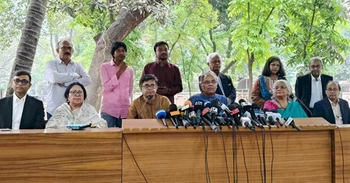 প্রধান উপদেষ্টার কাছে প্রতিবেদন জমা দিলো গণমাধ্যম সংস্কার কমিশন