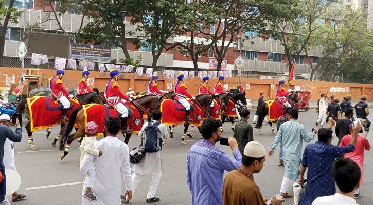 সুলতানি-মুঘল আমলের ঐতিহ্যে ঢাকায় ঈদের আনন্দ মিছিল