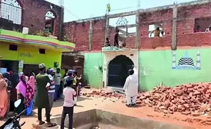 ভারতে ওয়াকফ আইন পাস হওয়ার পর প্রথম পদক্ষেপ, বুলডোজারে গুঁড়িয়ে দেয়া হল মাদ্রাসা