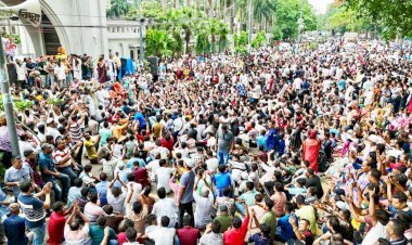 গানে, স্লোগানে চলছে নগর ভবন ব্লকেড