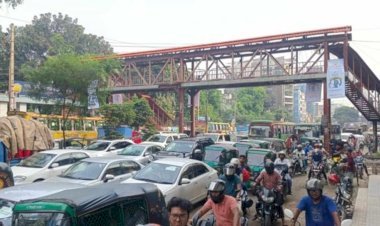 দুই আন্দোলনে অচল ঢাকা : তীব্র যানজটে ভোগান্তি