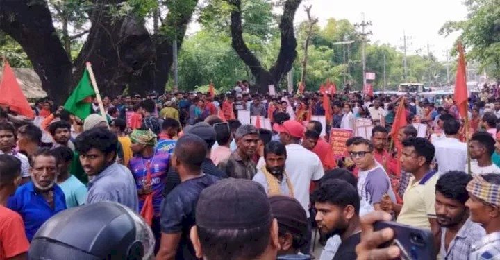 প্রশাসনের আশ্বাসে সিলেটে চা শ্রমিকদের সড়ক অবরোধ প্রত্যাহার