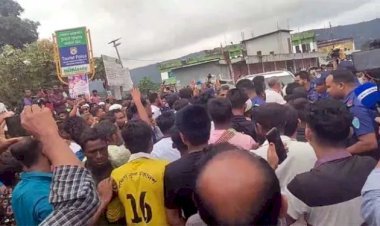 জাফলংয়ে দুই উপদেষ্টার গাড়িবহর আটকে স্থানীয়রা বিক্ষোভ