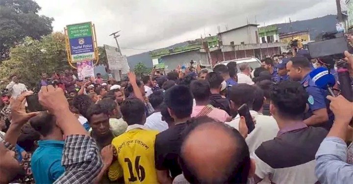 জাফলংয়ে দুই উপদেষ্টার গাড়িবহর আটকে স্থানীয়রা বিক্ষোভ