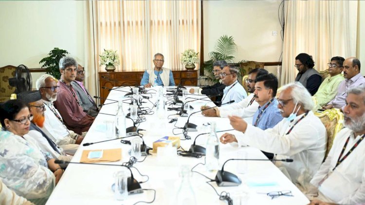 ১৩ দলের নেতাদের সঙ্গে বৈঠকে প্রধান উপদেষ্টা