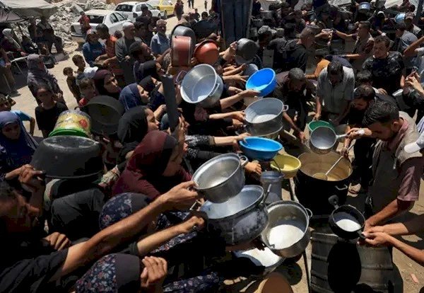 গাজায় ক্ষুধায় লুটিয়ে পড়ছে মানুষ