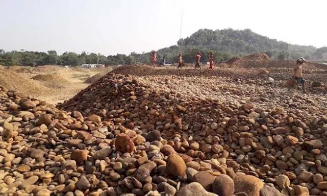 কানাইঘাটে লোভা নদীতে নিলামের আড়ালে অবৈধ পাথর উত্তোলন