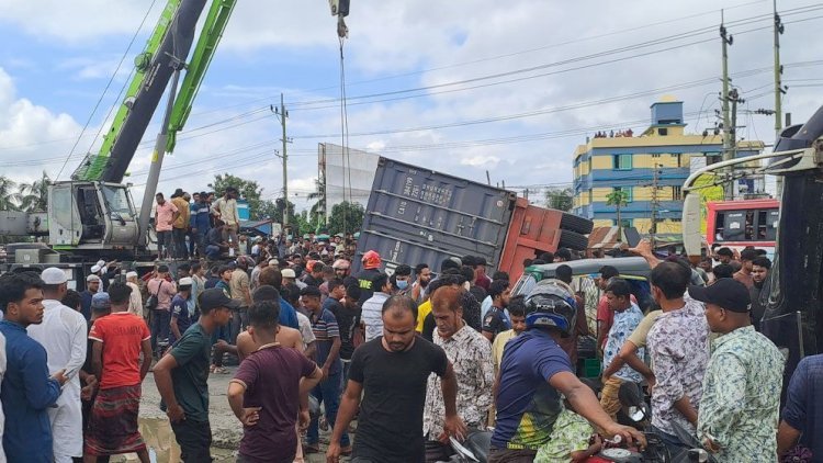 প্রাইভেটকারে কাভার্ডভ্যানের ধাক্কা, নিহত একই পরিবারের ৪ জন