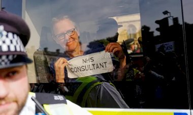 যুক্তরাজ্যের পার্লামেন্টের সামনে বিক্ষোভ, গ্রেপ্তার ৪ শতাধিক