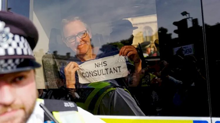 যুক্তরাজ্যের পার্লামেন্টের সামনে বিক্ষোভ, গ্রেপ্তার ৪ শতাধিক