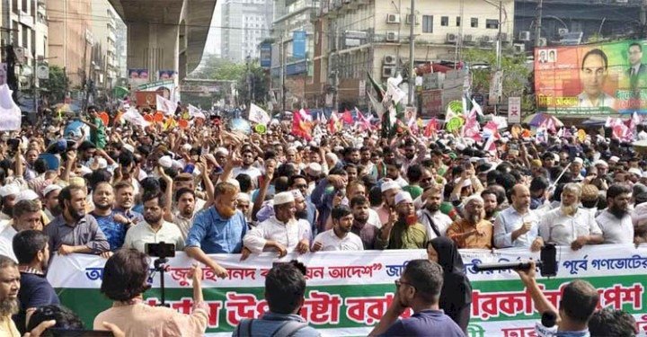 নভেম্বরেই গণভোটের দাবিতে উত্তাল পল্টন