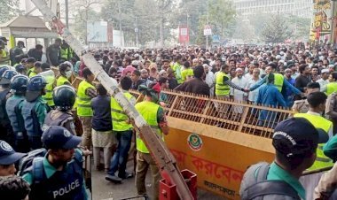 ওসমান হাদির কবরের দিকে জনস্রোত, শাহবাগে পুলিশের ব্যারিকেড