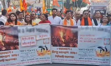 শিলিগুড়িতে বাংলাদেশের ভিসা সেন্টারে ভাঙচুর চালিয়ে বন্ধ করে দিল বিক্ষোভকারীরা