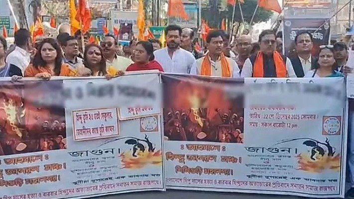 শিলিগুড়িতে বাংলাদেশের ভিসা সেন্টারে ভাঙচুর চালিয়ে বন্ধ করে দিল বিক্ষোভকারীরা