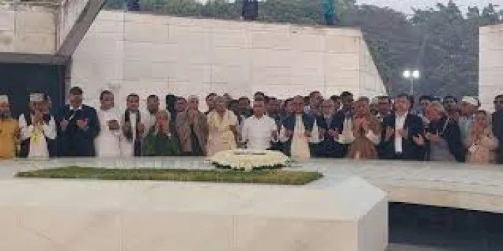 ১৯ বছর পর বাবার কবরের পাশে তারেক রহমান