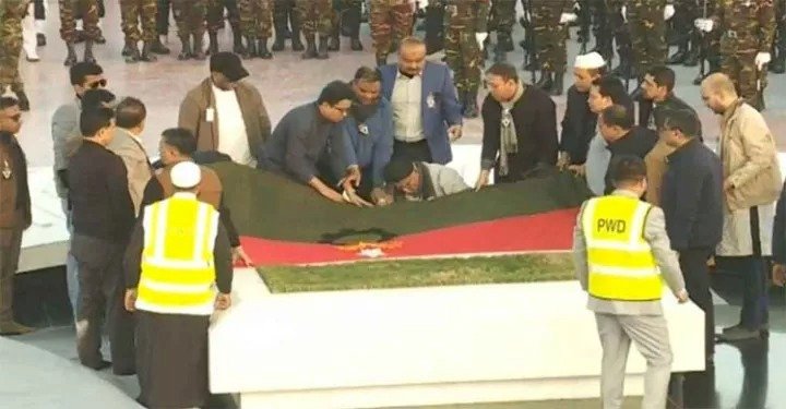 স্বামীর পাশে চিরনিদ্রায় শায়িত ‘আপসহীন নেত্রী’ খালেদা জিয়া