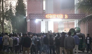 শাকসু নির্বাচন: তোপের মুখে বিএনপিপন্থী শিক্ষক, প্রশাসন ভবনের সামনে শিক্ষার্থীদের অবস্থান