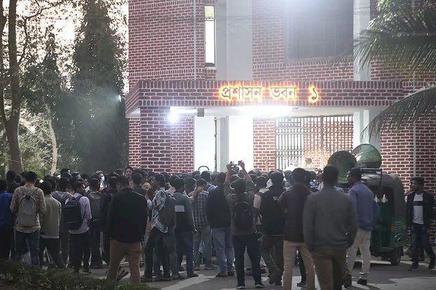 শাকসু নির্বাচন: তোপের মুখে বিএনপিপন্থী শিক্ষক, প্রশাসন ভবনের সামনে শিক্ষার্থীদের অবস্থান