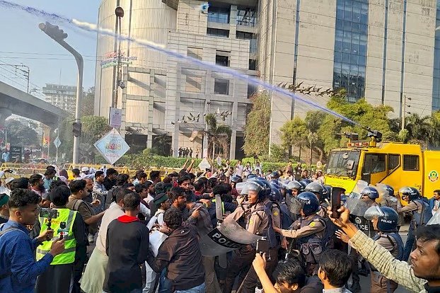 ইনকিলাব মঞ্চের অবস্থান কর্মসূচি ঘিরে সংঘর্ষ, পুলিশের লাঠিচার্জ-সাউন্ড গ্রেনেড