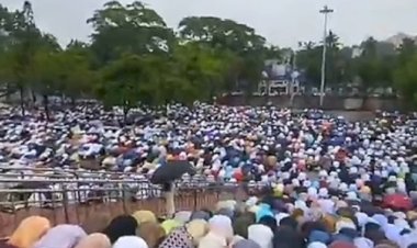 সিলেটের শাহী ঈদগাহে বৃষ্টিতে ভিজে ঈদুল আজহার প্রধান জামায়াত আাদায়