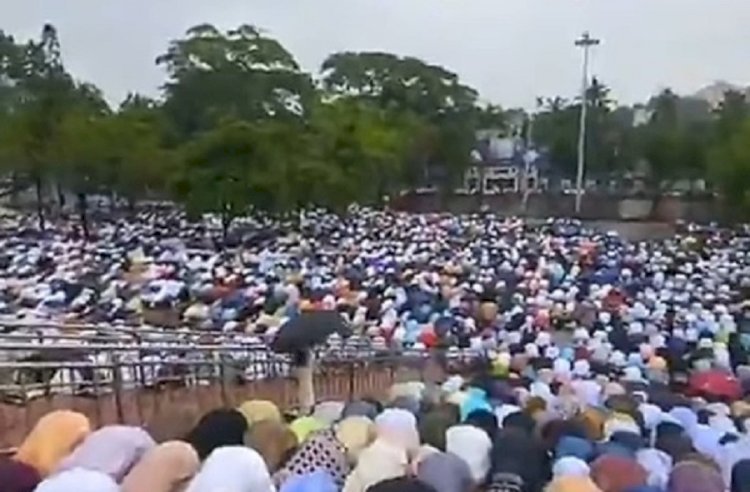 সিলেটের শাহী ঈদগাহে বৃষ্টিতে ভিজে ঈদুল আজহার প্রধান জামায়াত আাদায়